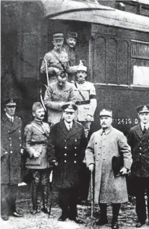  ??  ?? Foto de familia de los firmantes del tratado de armisticio entre los aliados