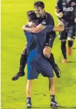  ?? FOTO: WOLF ?? Andreas Kalteis sprang seinem Trainer nach dem Pokalsieg des TSV Berg in die Arme.