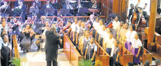  ?? ?? Right: The combined schools choir singing the National Pledge in The University Chapel lst Saturday night.