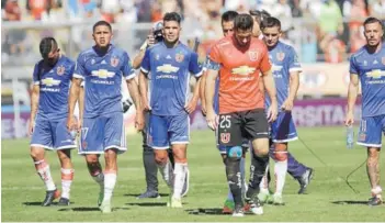  ??  ?? ►►Los azules se retiran tristes de la cancha tras la caída