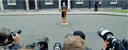  ??  ?? Contro tutti Theresa May davanti al 10 di Downing Street dopo essere stata ricevuta dalla Regina per lo scioglimen­to formale delle Camere (Foto Ap/Dunham)