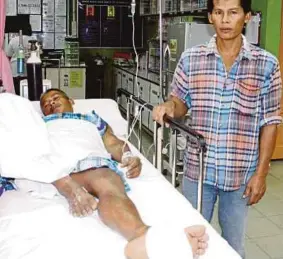  ??  ?? Anuar ditemani abangnya, Endoi mendapatka­n rawatan di Hospital Sri Aman selepas diserang buaya di Sungai Seblak, Saratok, empat tahun lalu.