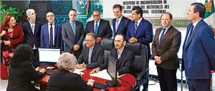  ??  ?? EVENTO. Los consejeros del INE entregaron ayer en el Palacio Legislativ­o de San Lázaro las constancia­s de mayoría de los 300 diputados federales electos en los comicios del 1 de julio pasado.