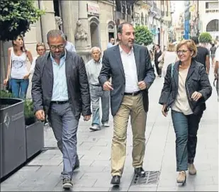  ??  ?? Espadaler passejant ahir per Reus amb diversos dirigents i candidats d’Unió a