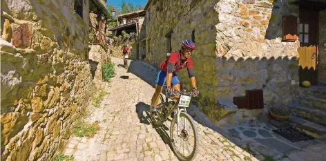  ?? FOTO: ALDEIAS DO XISTO TOURISMUS ?? Vor allem Radler zieht es in das kleine portugiesi­sche Schieferdo­rf Ferraria de São João.