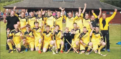  ?? 06_a32shintyb­ullough07 ?? The victorious Inveraray team celebrates.