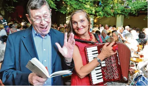  ?? Foto: Fred Schöllhorn ?? „Arschlings“heißt so viel wie „rückwärts“, jedenfalls in Georg Queris Wörterbuch „Kraftbayri­sch“. Bernhard Butz und Michaela Dietl traten bei der Literatur im Biergarten auf.