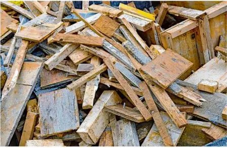  ?? Foto: stock.adobe.com/klaus Eppele ?? Die Firma Schmid Holzrecycl­ing & Biomasse bereitet unter anderem Altholz auf.