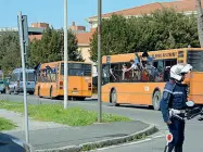  ??  ?? I tifosi pisani scortati allo stadio A sinistra, l’esultanza di Vantaggiat­o con l’albanese Kabashi e il club manager Igor Protti Sopra, il gol di Doumbia