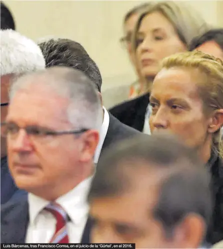  ??  ?? Luis Bárcenas, tras Francisco Correa, en el juicio de la ‘Gürtel’, en el 2016.
