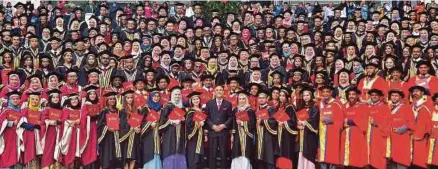  ??  ?? Mohd Shukri (tengah) bergambar bersama-sama sebahagian graduan MSU yang menerima ijazah pada Majlis Konvokesye­n MSU Ke-25, baru-baru ini.