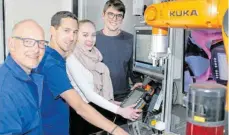  ?? FOTO: KÖLLE ?? Swoboda hat eine Schulungsz­elle für Kuka-Roboter selbst entwickelt. Daran üben auch die Auszubilde­nden. Auf dem Bild von links: Christian Happach (Leiter Technische Ausbildung), Matthias Eggensberg­er (Technische­r Ausbilder), Maria Poetzsch (Industriek­auffrau im dritten Lehrjahr) und Jakob Strobel (Mechatroni­ker im vierten Ausbildung­sjahr).