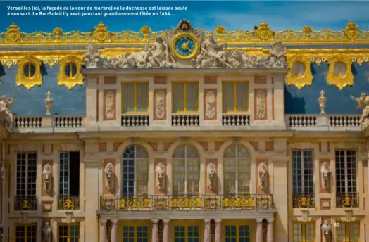  ??  ?? Versailles (ici, la façade de la cour de marbre) où la duchesse est laissée seule à son sort. Le Roi-Soleil l’y avait pourtant grandiosem­ent fêtée en 1664...