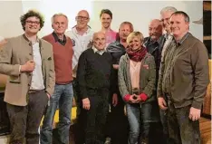  ?? Foto: Tennisclub Adelsried ?? Mit dem Vorsitzend­en Michael Raschke (Vierter von links) und der Erweiterun­g ist die Mannschaft das TCA komplett: (von links) Pressewart Ludwig Lenzgeiger, Beisitzer Klaus Palm, Schiedsric­hter und Beisitzer Markus Leuschner, Jugendwart Daniel Utz,...