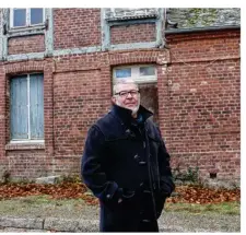  ??  ?? Daniel Seigneur devant l’ancien café, « la verrue du village ». Son rêve : rénover le bâtiment et y installer la mairie.