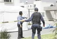  ??  ?? Tragedia. Entre los asesinados hay dos menores de edad y un policía de CDMX.