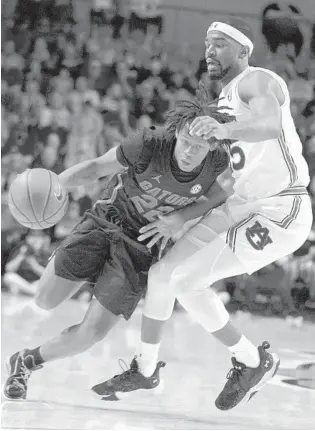  ?? ALAN YOUNGBLOOD/AP ?? Florida guard Tyree Appleby, who finished with 26 points, drives against Auburn forward Chris Moore during the second half Saturday in Gainesvill­e.