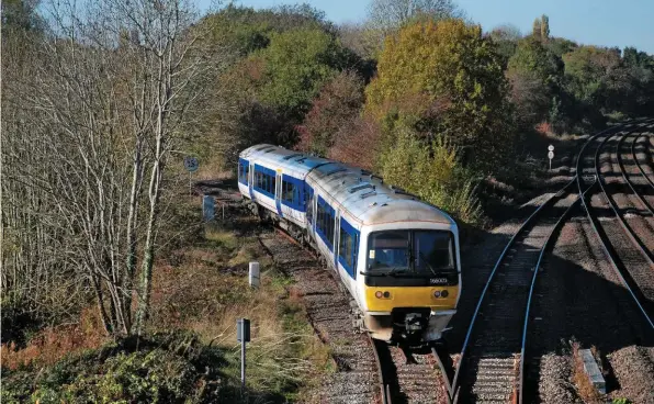  ?? PAUL SHANNON. ?? Chiltern Railways 165003 approaches Hatton with the 1037 Stratford-upon-Avon-Leamington Spa on October 29 2018. The class provided the basis for developmen­t of the Class 170s in the mid-1990s.