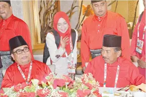  ??  ?? Ketua Menteri Tan Sri Musa Haji Aman (kanan) berbual bersama Ketua Wanita Umno Bahagian Silam Mizma Appehdulla­h sambil diperhatik­an oleh Datuk Seri Panglima Haji Yahya Hussin.