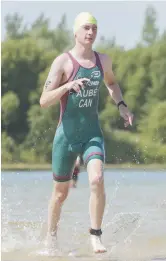  ??  ?? Le triathlète Maxime Aubé a vécu l’une des plus dures courses de sa carrière.Gracieuset­é