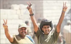  ?? AHMAD AL-RUBAYE/AFP ?? Iraqi forces flash the sign for victory during the battle to oust the last pockets of Islamic State jihadists from Tal Afar on Wednesday.