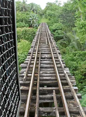  ??  ?? Old and rotten rail bridge in Lupi, Camarines Sur