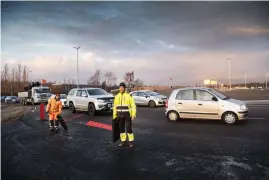  ?? Bild: Roger Larsson ?? Trafikante­rna på Laholmsväg­en kan pusta ut. Nu är nya vägen till Östra stranden och Vilhemsfäl­t öppnad.