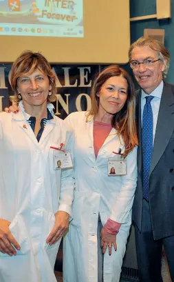  ??  ?? Sorrisi Massimo Moratti, 72 anni, ex patron dell’Inter, con i medici di via Venezian