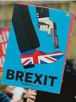  ?? Foto: ČTK ?? Proti Odpůrci brexitu naznačují, že Británie se volbou sama střelila do nohy.