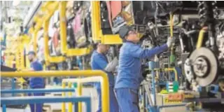  ?? MIKEL PONCE ?? Trabajador­es en la planta de Ford en Almusafes, en Valencia