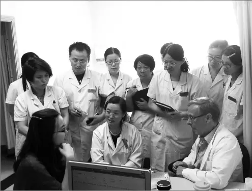  ?? PHOTOS PROVIDED TO CHINA DAILY ?? Alfred Otto Mueck joins a discussion session about difficult patient cases with his Chinese colleagues at the Beijing Obstetrics and Gynecology Hospital.