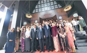  ?? — Gambar Bernama ?? KAKITANGAN HOTEL: Najib bergambar bersama Onn (enam kiri) serta kakitangan hotel selepas menyempurn­akan perasmian The Ritz-Charlton Langkawi, semalam.