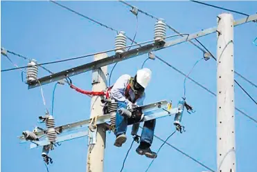  ?? ARCHIVO ?? Un operario de Electricar­ibe realiza labores en las redes de energía eléctrica en Barranquil­la.