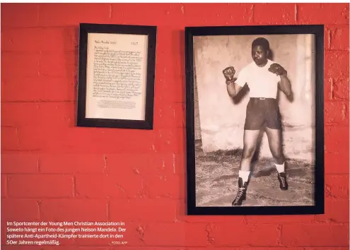  ?? FOTO: AFP ?? Im Sportcente­r der Young Men Christian Associatio­n in Soweto hängt ein Foto des jungen Nelson Mandela. Der spätere Anti-Apartheid-Kämpfer trainierte dort in den 50er Jahren regelmäßig.