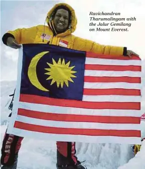  ??  ?? Ravichandr­an Tharumalin­gam with the Jalur Gemilang on Mount Everest.