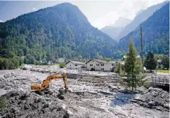  ??  ?? Die Lawine aus Schlamm und Geröll floss nur knapp am Dorf Bondo vorbei. Gestern begannen die Aufräumarb­eiten.