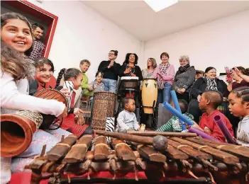  ?? RP-FOTO: JÜRGEN LAASER ?? Fatima Deckers (hinten Mitte) trommelt mit Kindern, Jugendlich­en und Erwachsene­n zum Auftakt des neuen Angebots „Wir sind bunt“im DRK/KAI-Heim an der Rheinstraß­e.