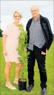  ?? Photo / Cathy Asplin ?? Grant and Shirley Wilks purchased the Jack Lovelock oak tree sapling which will be planted at Albert Park.