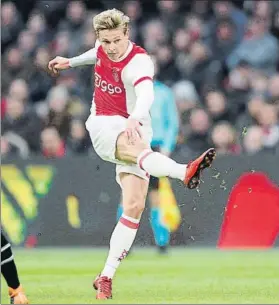  ?? FOTO: GETTY ?? Frenkie de Jong (21 años) dio el sí al Barça pero el Ajax se resiste aún a dejarlo ir