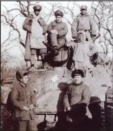  ??  ?? 鲁南战役胜利之后，陈毅坐在缴获的坦克炮­塔上留念