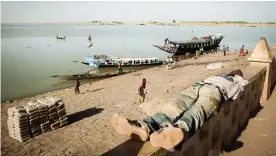  ??  ?? I Malis centrala delar bildar floden Niger det inre Nigerdelta­t i vilket staden Mopti återfinns. Staden utgör huvudort i regionen med samma namn. Mopti var ett av de nordligast belägna områden som förblev under statens kontroll under orolighete­rna 2012. Nu ökar hoten från jihadister­na här i takt med att konflikten flyttats söderut.