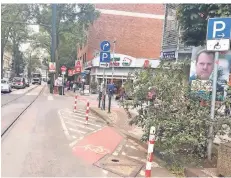  ??  ?? An der Ecke zur Straße In den Diken halten Poller Autofahrer vom Parken auf dem Radweg ab. Solche Poller werden auch an anderen Stellen gewünscht.