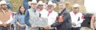  ??  ?? PEDRO BRAVO Morúa y Felipe Basulto Corona le entregan placa de reconocimi­ento a Hipólito Cruz Salas, a quien se dieron las riendas de la XXI Cabalgata Internacio­nal Acuña-san Carlos.