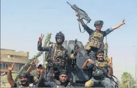  ?? AFP ?? Iraqi federal policemen raise the victory gesture while advancing through the Old City of Mosul.