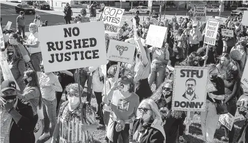  ?? FOTO: AFP ?? > Miles de mujeres salieron a las calles de Washington para protestar contra Trump.