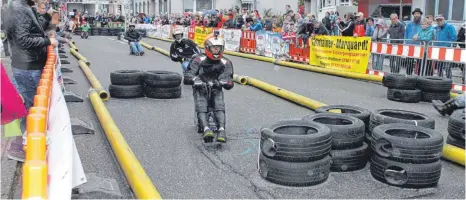  ?? FOTOS: SIMON SCHNEIDER ?? Waghalsige Fahrer auf ihren tollkühnen Kisten: das Bierkisten­rennen in Weilheim hat es in sich.