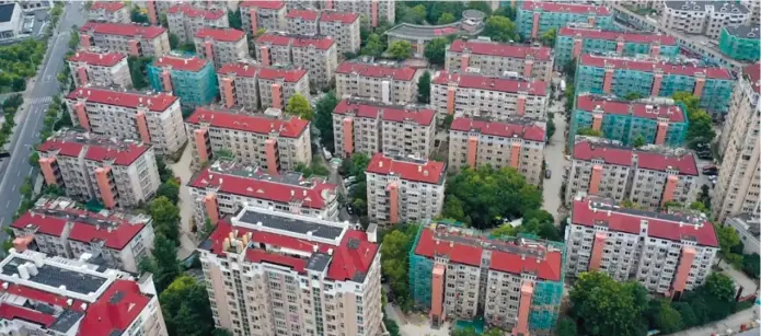  ??  ?? New elevators will be installed in old residentia­l communitie­s in a bid to benefit residents in Binjiang District, especially the elderly ones. — Ti Gong