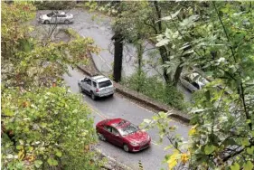  ?? STAFF PHOTO BY C. B. SCHMELTER ?? Vehicles drive along the W Road on Monday in Signal Mountain.