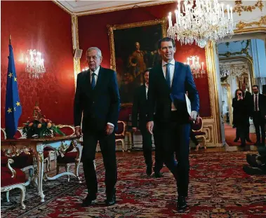  ?? FOTO: REUTERS ?? Enge Abstimmung: Bundespräs­ident Alexander Van der Bellen (l.) und Kanzler Sebastian Kurz in der Hofburg.