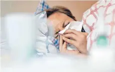  ?? FOTO: GAMBARINI ?? Die Grippewell­e rollt – und hat schon Tausende erwischt.